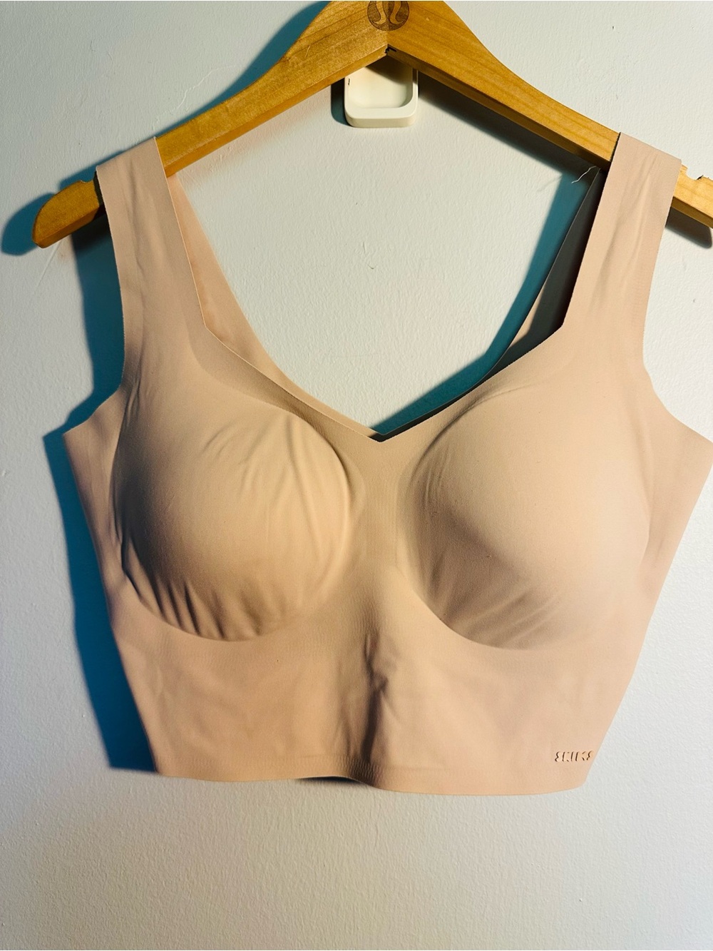 Skims Women’s nude, seamless wireless pullover bralette. XL